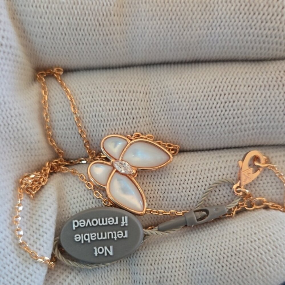 Van Cleef & Arpels Gold color chain and White Butterfly Necklace.   ..... - Picture 9 of 9